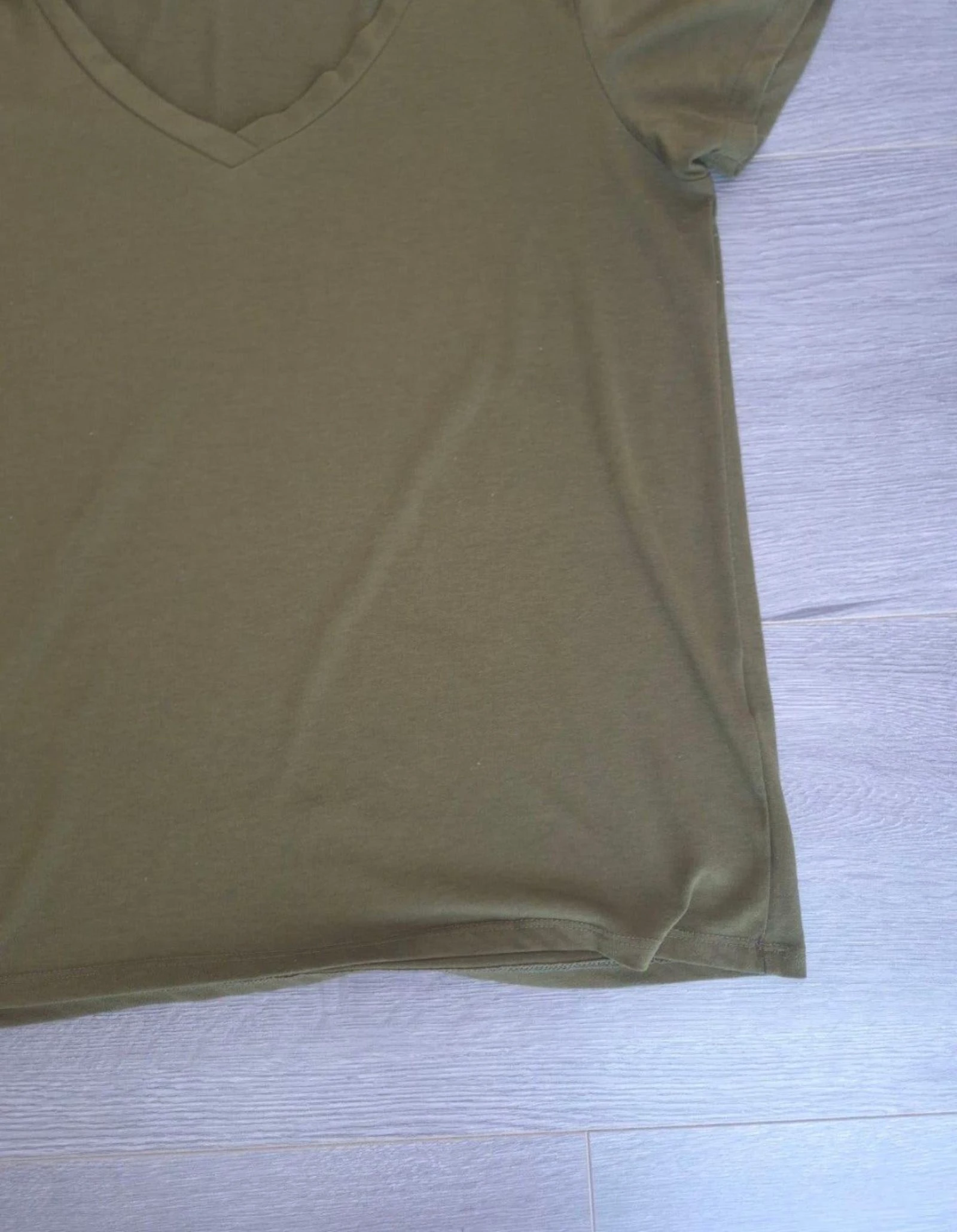 Jacqueline de Yong T-shirt vert clair col V (Taille M) – Haut basique kaki – photo 3